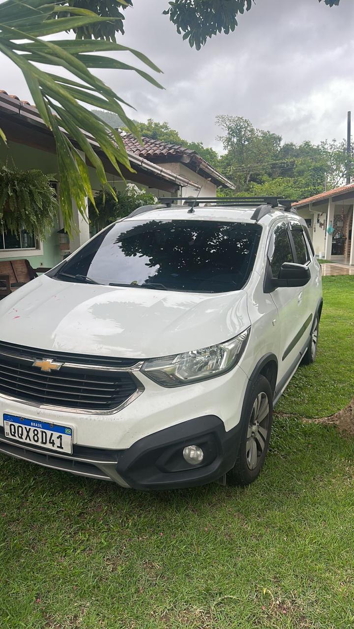 Carro executivo branco da Lazer e Cia