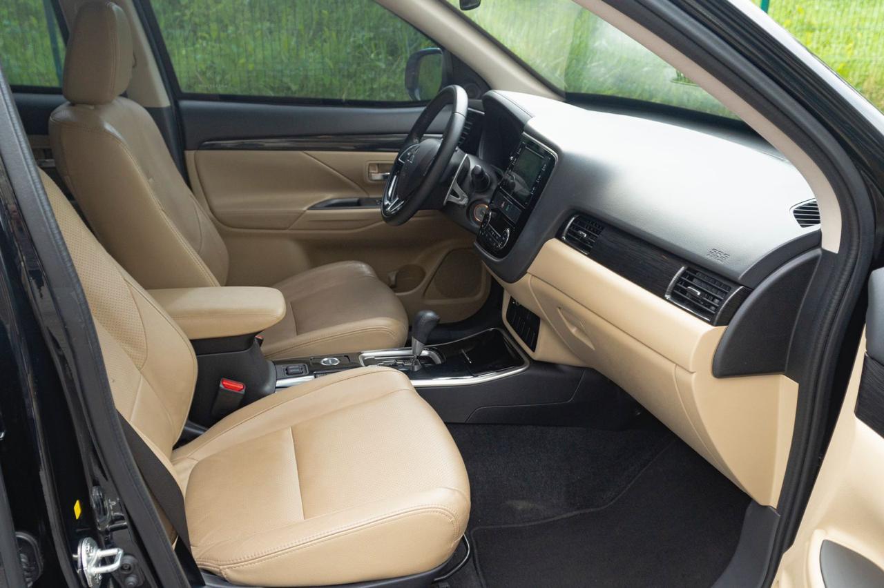 Interior frontal de carro executivo com bancos em couro bege